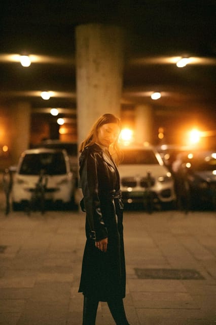 Street photos through the most beautiful streets of Budapest - Luigi’s coaching: natural posing, real lighting, no awkwardness