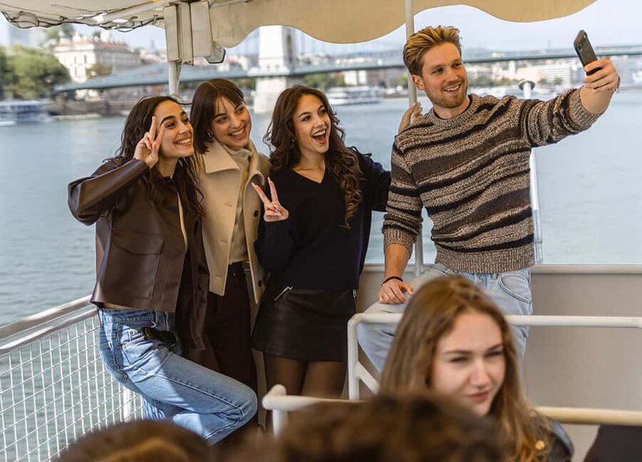 Unlimited Mulled Wine Cruise - Unlimited mulled wine in 7 flavors, and non-alcoholic winter options