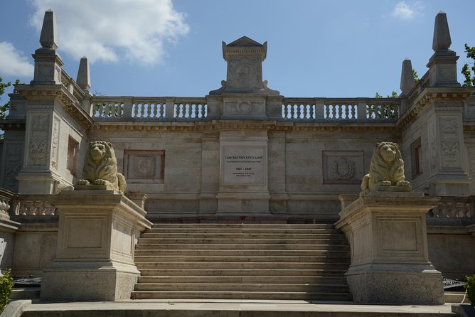 Urban Tour of Budapest's Most Controversial District. - Fiumei Road Cemetery: Communist Cemetery history and real burial customs