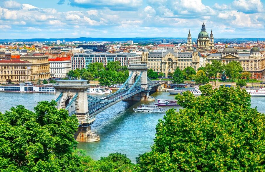 Vienna: Budapest Day Trip - How the Vienna to Budapest drive sets the tone