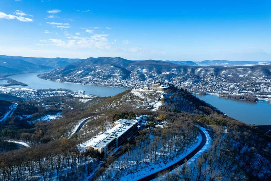 Visegrád Hike & Castle Tour with Ferry from Budapest - Nagymaros photo stop and the lunch timing question